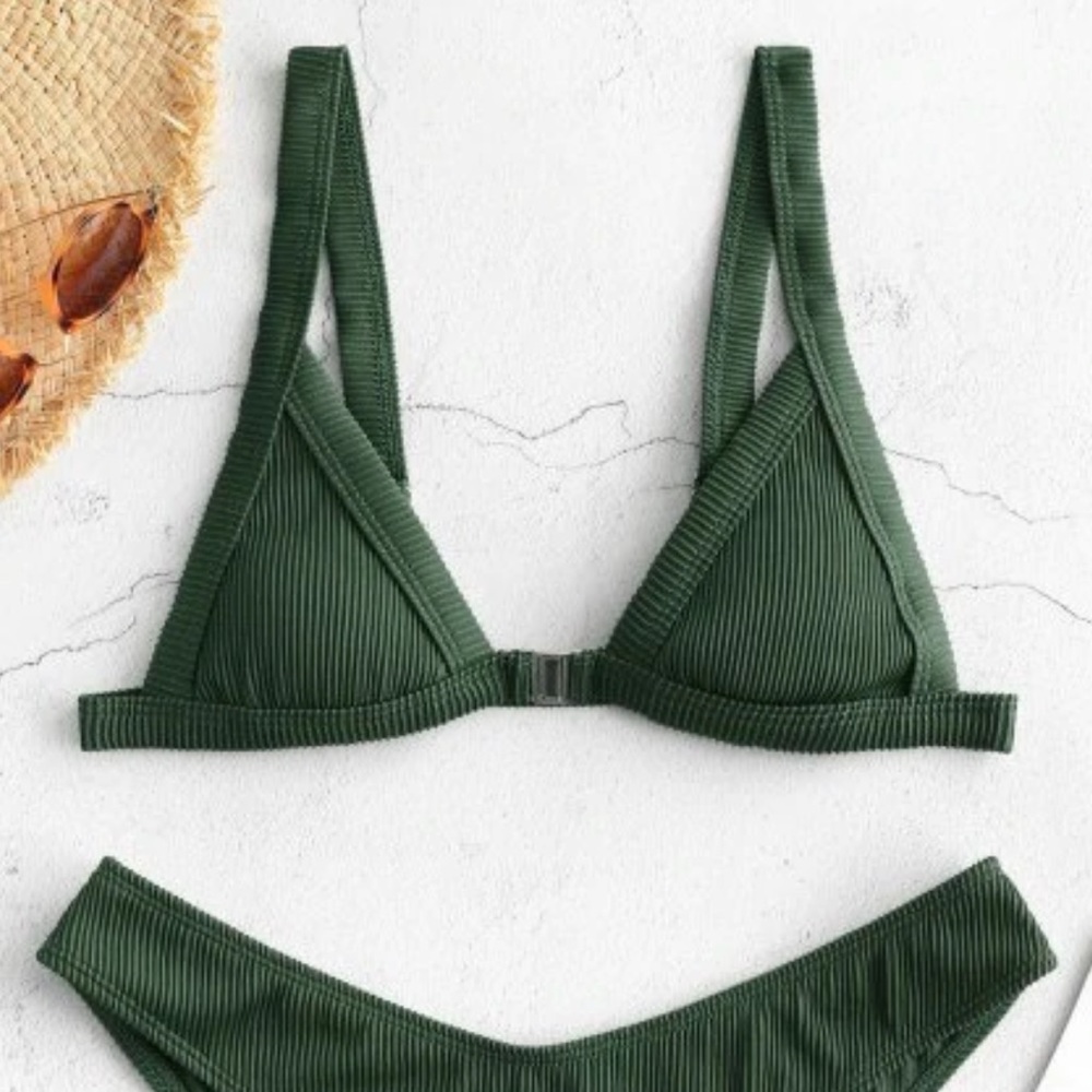 Ribbed front closure bikini top